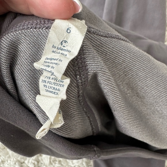 Size 6 lululemon leggings. - Picture 3 of 4